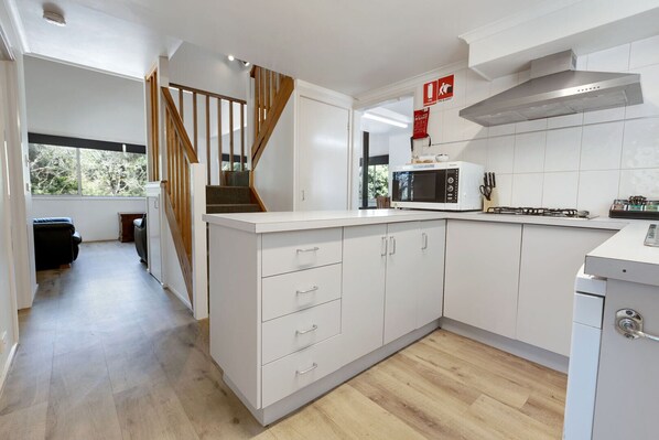 Een koelkast, een microgolfoven, een kookplaat, een vaatwasser