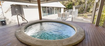 Burrabogie - Waterfront Retreat: Secluded lodges tucked away