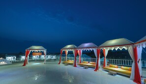 واجهة المنشأة - في المساء/الليل