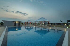 Una piscina al aire libre