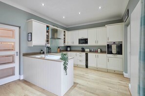 Fridge, microwave, oven, stovetop - Host & Stay | Simonside Terrace (Newbiggin-by-the-Sea)
