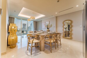 Dining - Waterfront Community, Beachfront Living Near Dubai Marina and Top Dining Hotspots (Dubai)
