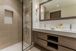 Shower, hair dryer, bidet, towels - Waterfront Community, Beachfront Living Near Dubai Marina and Top Dining Hotspots (Dubai)