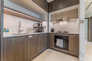 Wasserkocher mit Kaffee-/Teezubehör, Kühlschrank, Mikrowelle, Ofen