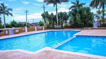 Perhetalo | Uima-allas | Ulkouima-allas