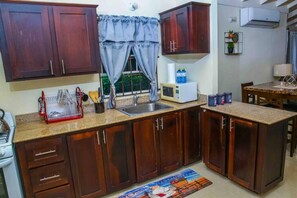 Casa familiar | Cuina privada | Frigorífic gran, microones, forn i placa de cuina 