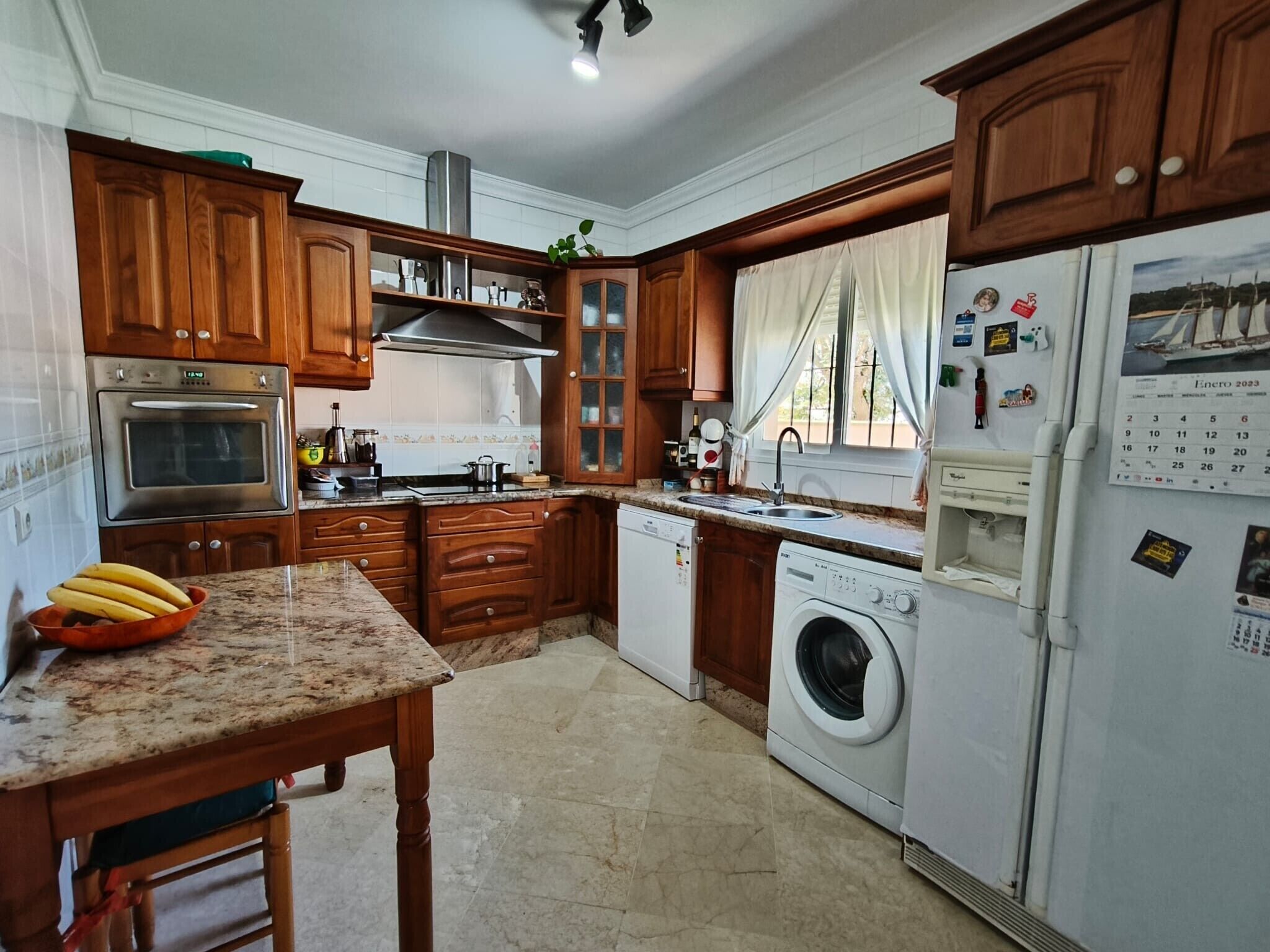 Frigorífico, microondas, horno y placa de cocina