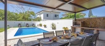 Villa privada con piscina en Chiclana de la Frontera