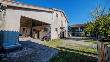 Vista frontal de la propiedad