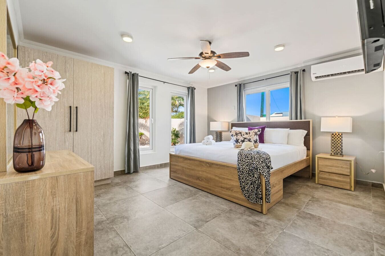 Tabla de planchar con plancha, cuna de viaje, wifi y ropa de cama 