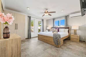 Tabla de planchar con plancha, cuna de viaje, wifi y ropa de cama 