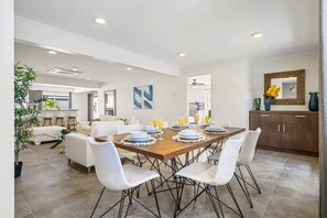 Dining - 4BR House | Private Pool | Minutes To Palm Beach! (Noord)