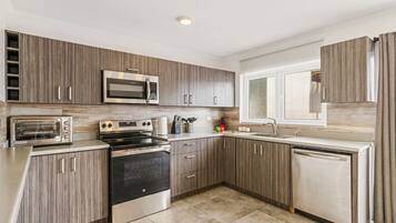 Refrigerador, microondas, horno y parrilla de estufa