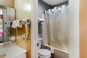 Bathroom - 4 Value-Packed King Rooms Near Great Places to Eat in Ridgeland (Ridgeland)