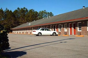 Exterior - 4 Value-Packed King Rooms Near Great Places to Eat in Ridgeland (Ridgeland)
