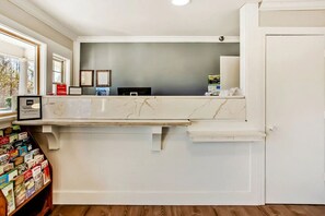 Lobby - 4 Value-Packed King Rooms Near Great Places to Eat in Ridgeland (Ridgeland)