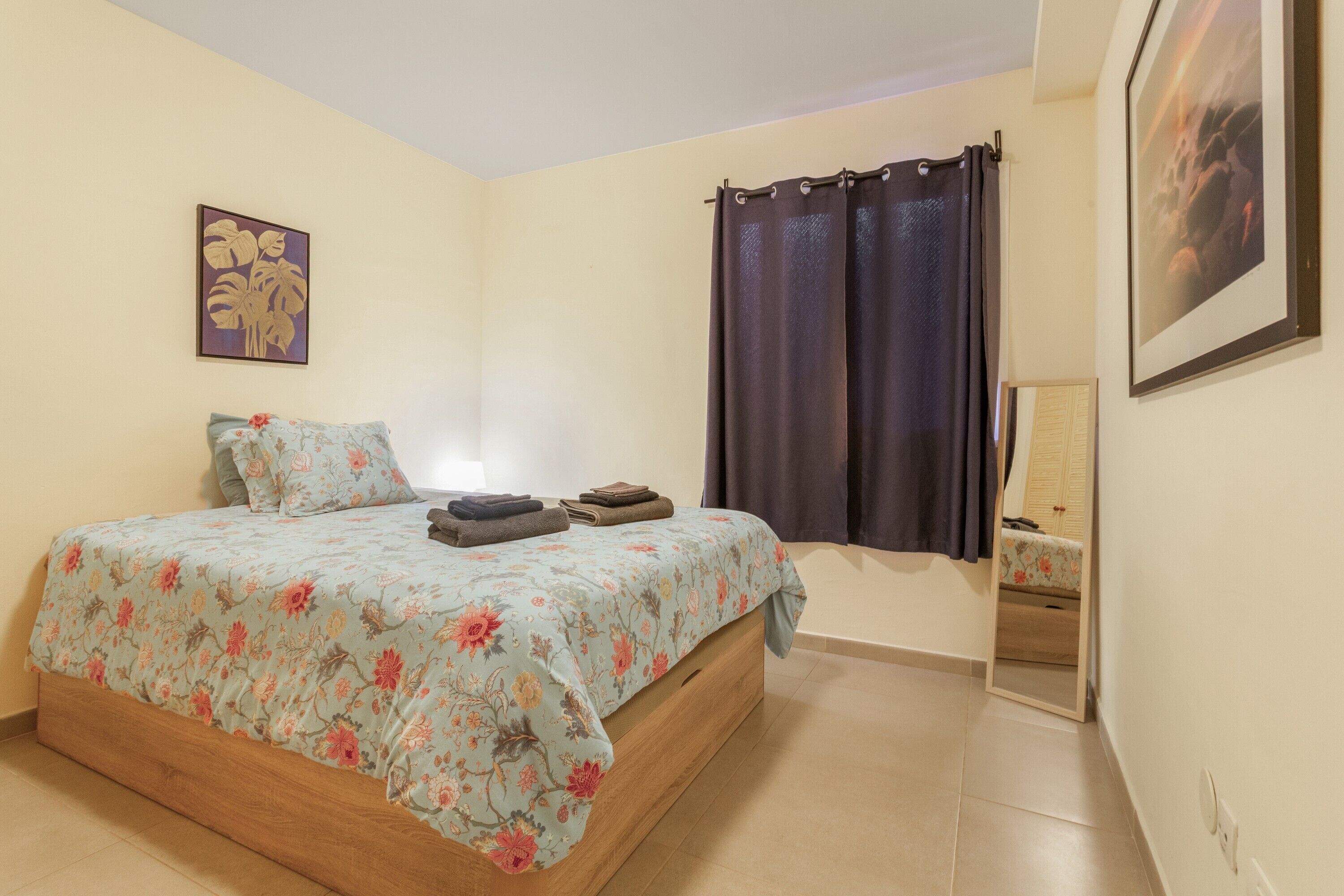 Een strijkplank/strijkijzer, wifi, beddengoed