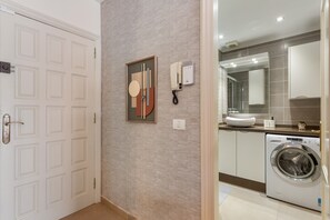 Douche, sèche-cheveux, serviettes fournies