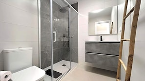 Shower, hair dryer, bidet, towels - Marinsa Hummingbird (Los Llanos)