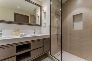 Shower, hair dryer, bidet, towels - Direct Private Beach Access, Proximity To Key Dubai Attractions Like Dubai Marina, Palm Jumeirah (Dubai)