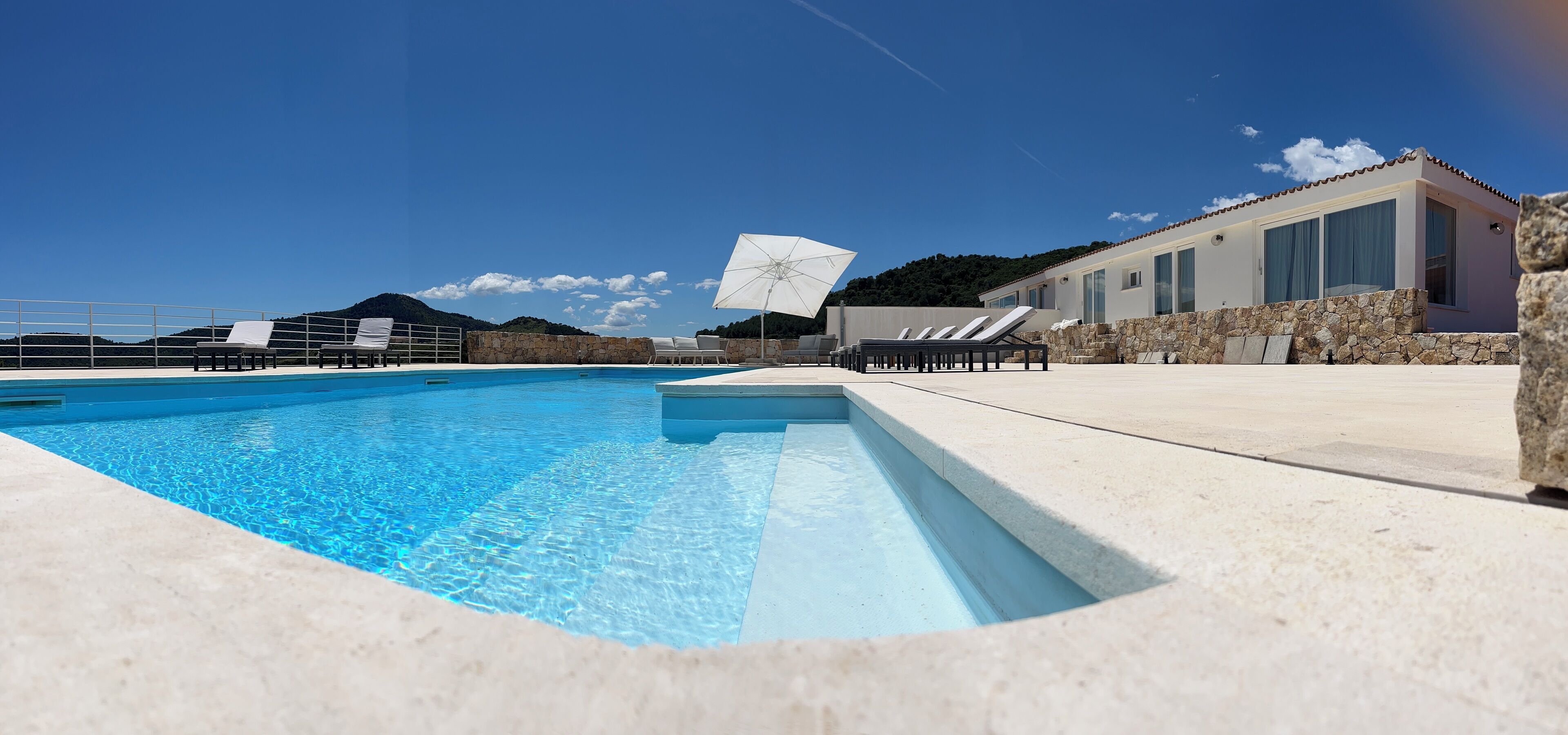 Außenpool, Sonnenschirme, Liegestühle