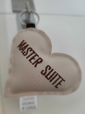 Suite panorámica, patio, vista al mar | Caja de seguridad en la habitación y cortinas blackout 