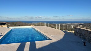 Outdoor pool, pool umbrellas, sun loungers - VILLA MBITA DOMO RELAX LODGE (Torpe)