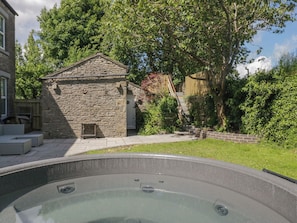 Outdoor spa tub - Rocklands (Penrith)