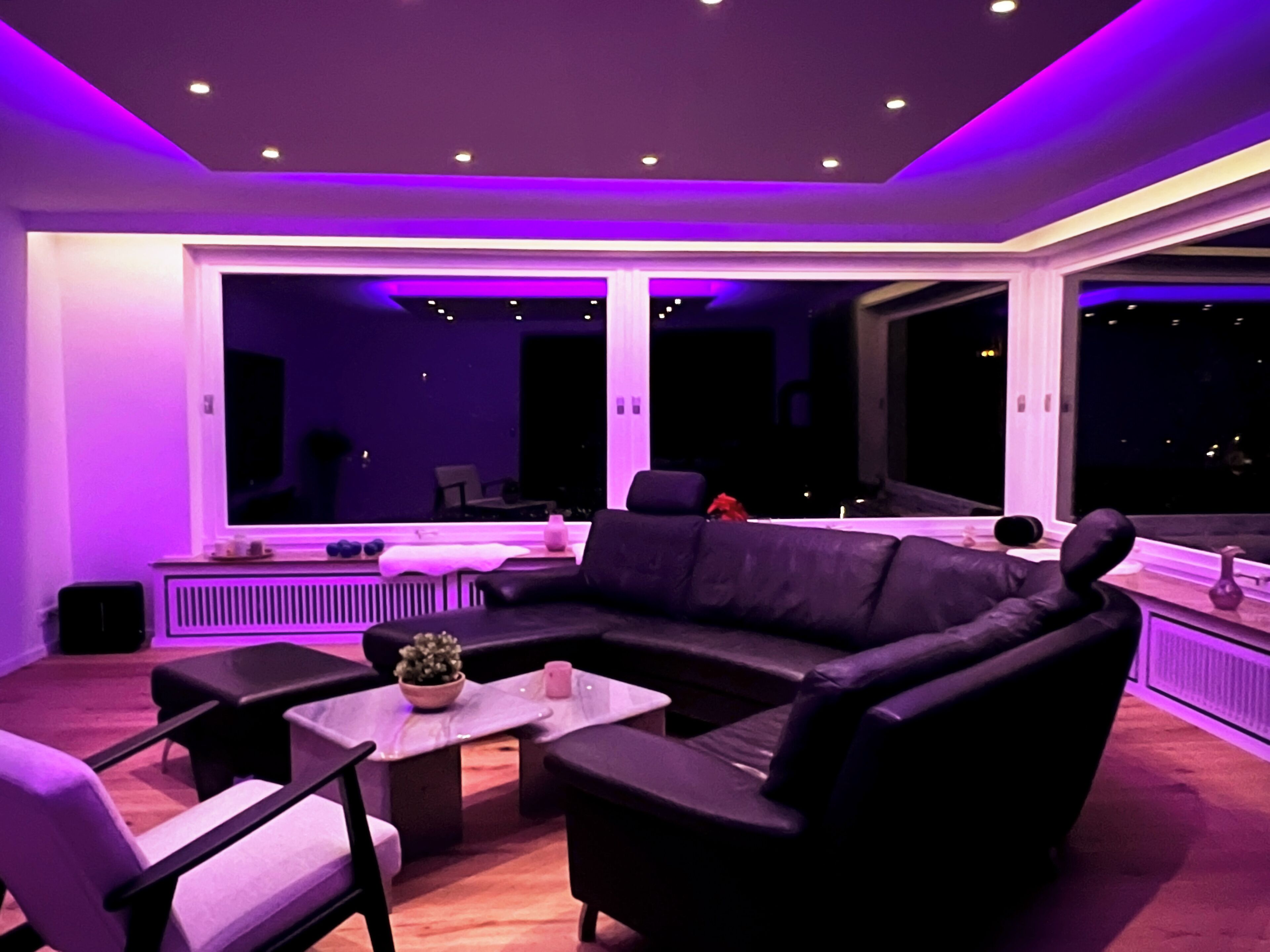 TV connectée, cheminée, jeux vidéo, lecteur de DVD