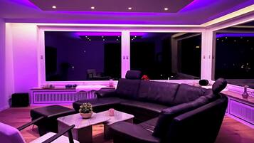 TV connectée, cheminée, jeux vidéo, lecteur de DVD