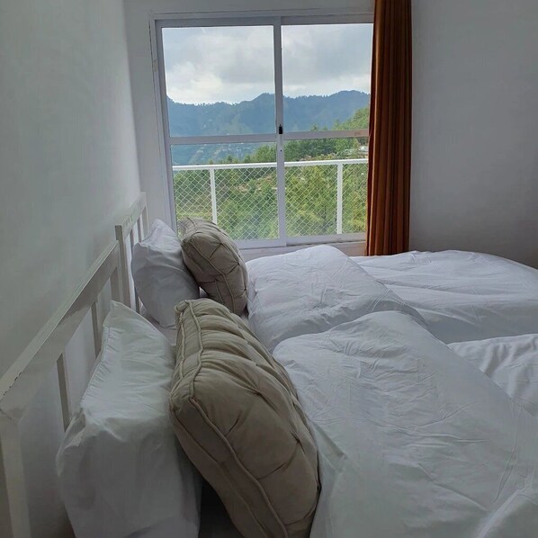 Deluxe Double Room, Mountain View | Soundproofing, iron/ironing board, free WiFi