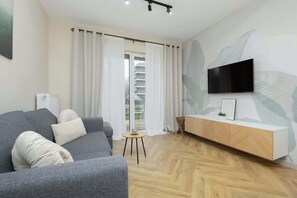 TV, offices - Marynin 33A Warszawa | Pastel Apartment with Garden, Parking and Desk for Remote Work (Warszawa)