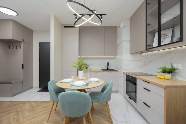 Fridge, oven, stovetop, dishwasher - Marynin 33A Warszawa | Pastel Apartment with Garden, Parking and Desk for Remote Work (Warszawa)