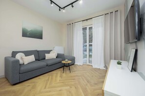 TV, offices - Marynin 33A Warszawa | Pastel Apartment with Garden, Parking and Desk for Remote Work (Warszawa)