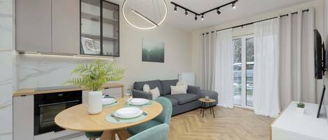 Una televisión, una oficina