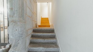 Eine Treppe mit Steinstufen, die zu einer Holzplattform führt.
