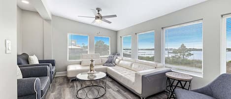 House, 5 Bedrooms | Living area