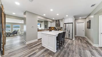 Huis, 5 slaapkamers | Privékeuken | Een koelkast, een oven, een koffiezetapparaat/waterkoker