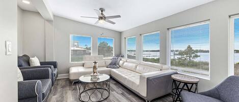 House, 5 Bedrooms | Living area