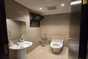 Ein modernes Badezimmer mit Waschbecken, Toilette und Dusche.