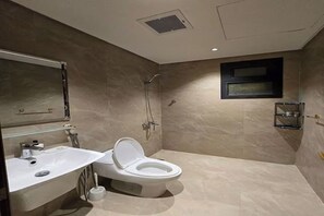 Toallas, jabón, papel de baño 