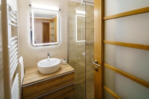 Dusche, Haartrockner, Handtücher, Seife