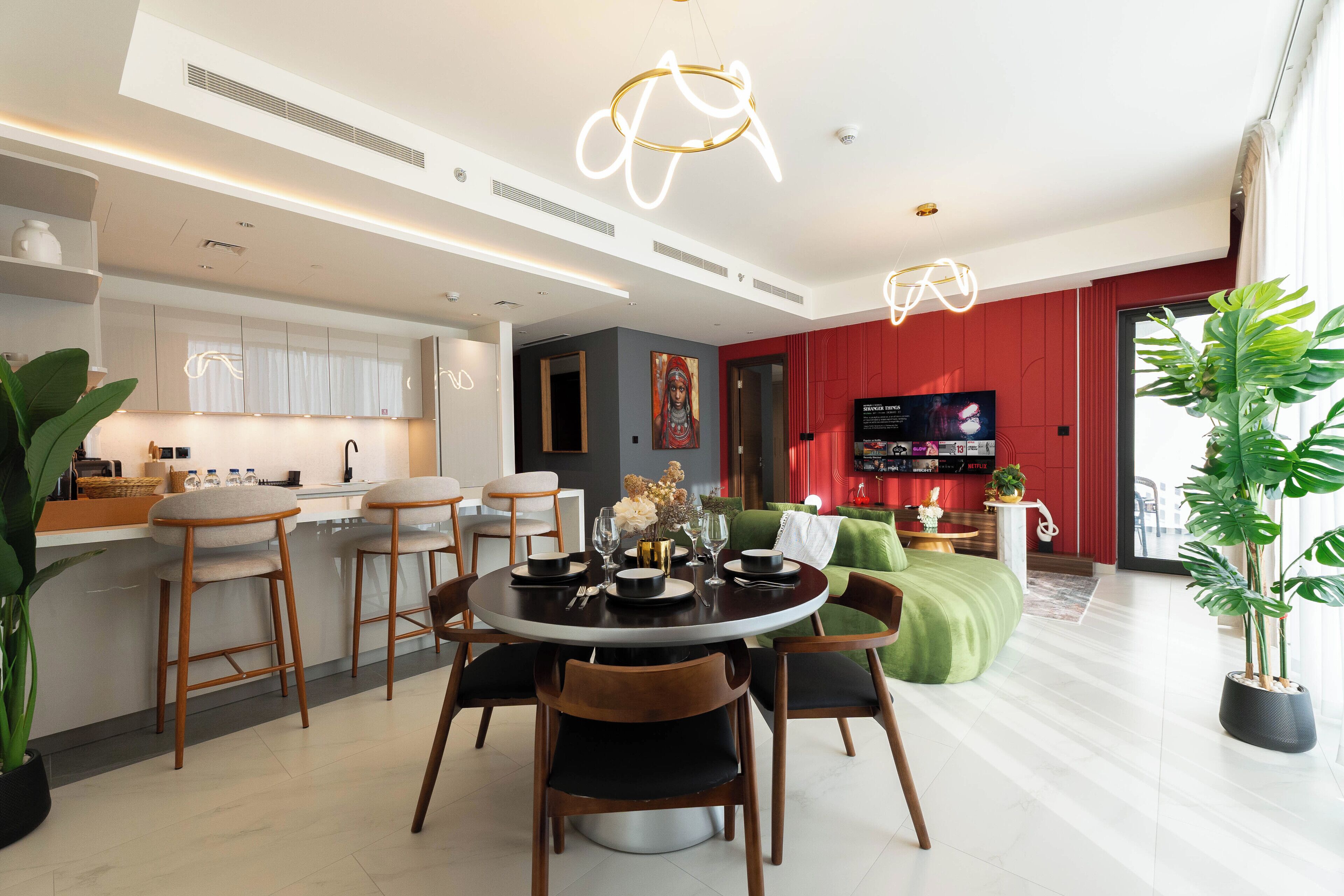 Apartamento luxo, sacada | Área de estar | Smart TV 50 cm com canais a cabo, Netflix, serviços de streaming