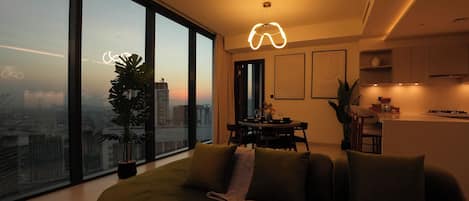 Departamento Deluxe, balcón | Área de sala de estar | Smart TV de 50 cm con canales por cable y Netflix