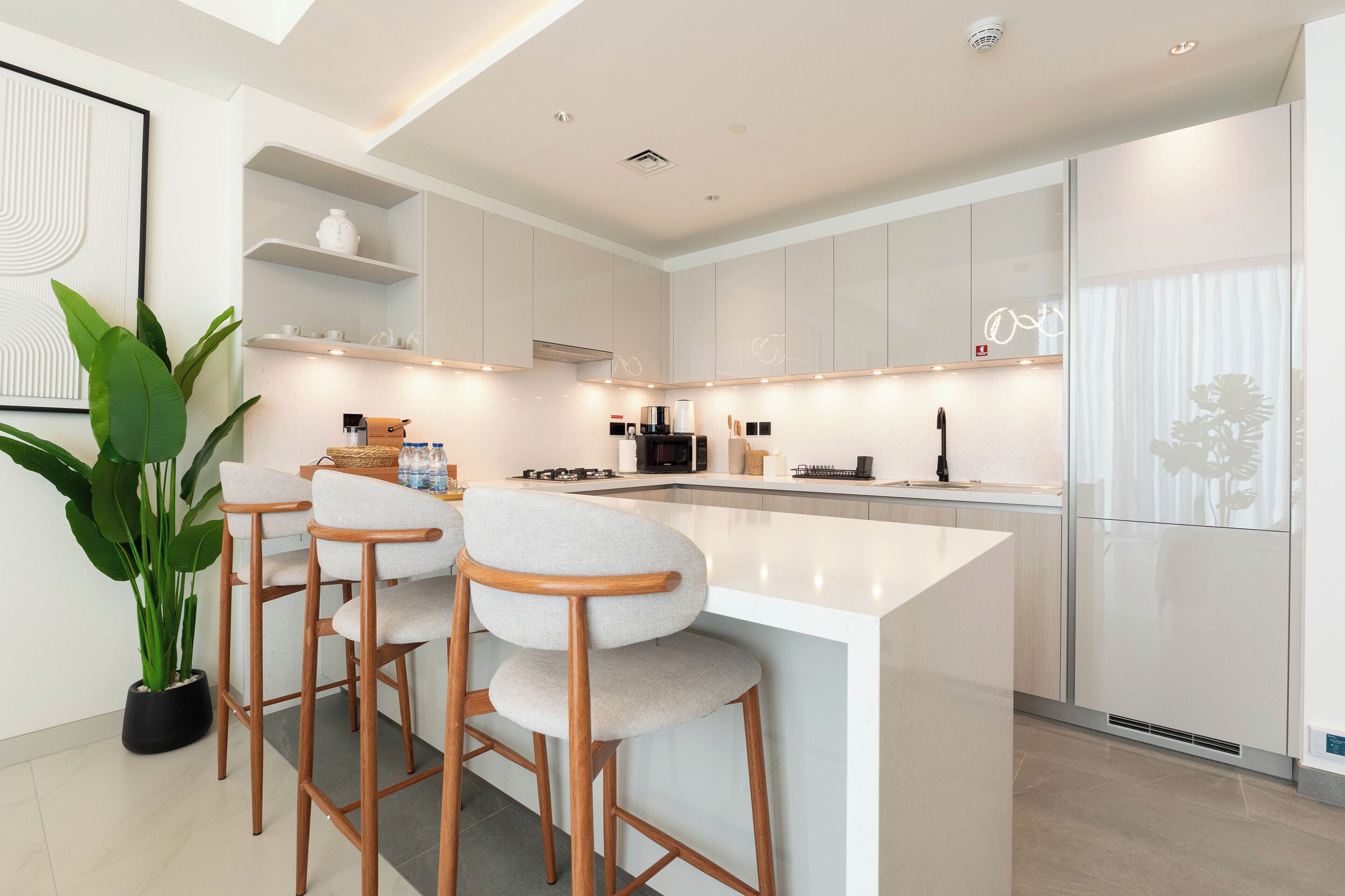 Deluxe appartement, balkon | Privékeuken | Een koelkast, een microgolfoven, een oven, een kookplaat