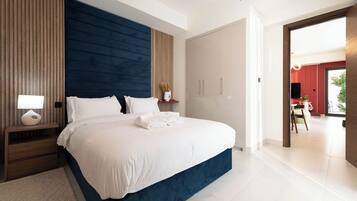 Deluxe appartement, balkon, uitzicht op zwembad | Een kluis op de kamer, verduisterende gordijnen