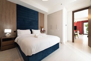 Deluxe appartement, balkon, uitzicht op zwembad | Een kluis op de kamer, verduisterende gordijnen