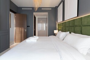 Deluxe-Apartment, Balkon | Hochwertige Bettwaren, Betten mit Memory-Foam-Matratzen, Zimmersafe