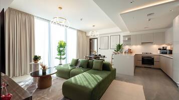 Deluxe appartement, balkon, uitzicht op zwembad | Woonruimte