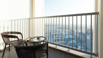 Deluxe appartement, balkon, uitzicht op zwembad | Uitzicht vanaf balkon